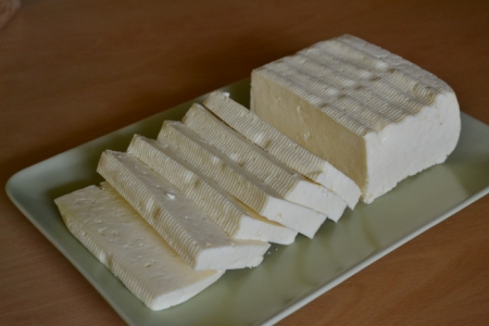 002/ Koz� s�r zraj�c� polotvrd� podjizersk�.